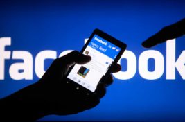 A smartphone user shows the Facebook application on his phone in the central Bosnian town of Zenica, in this photo illustration, May 2, 2013.
Facebook Inc's mobile advertising revenue growth gained momentum in the first three months of the year as the social network sold more ads to users on smartphones and tablets, partially offsetting higher spending which weighed on profits. REUTERS/Dado Ruvic (BOSNIA AND HERZEGOVINA - Tags: SOCIETY SCIENCE TECHNOLOGY BUSINESS) - RTXZ81J
